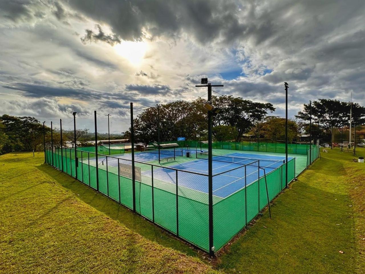 Cr Mariposa Rentals Comfortable Penthouse, Ac, Pool, Gym, Tennis Santa Ana  Exteriör bild